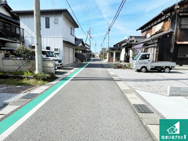 ★29(土)30(日)現地見学可能！★近江八幡市安土町下豊浦　全1邸の前面道路含む現地写真|周辺は閑静な住宅街！前面道路広々で車の出し入れも便利です。駐車が苦手な方でも安心して車庫入れできます！