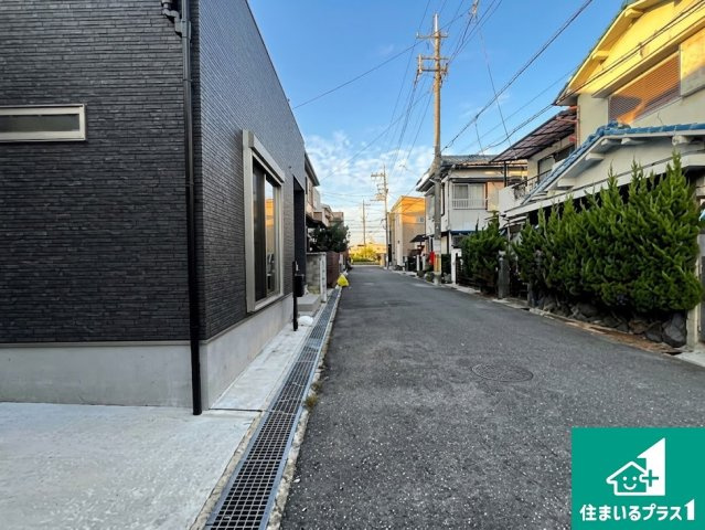 29(土)30(日)現地説明会！◆八尾市東町　未入居　限定1邸の前面道路含む現地写真|周辺は閑静な住宅街！前面道路広々で車の出し入れも便利です。駐車が苦手な方でも安心して車庫入れできます！