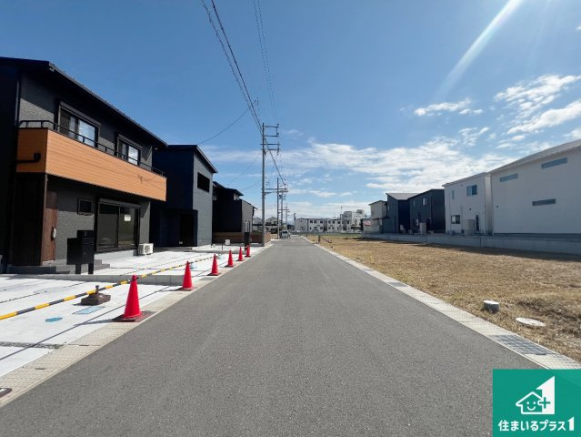 1(土)2(日)現地説明会！◆泉佐野市下瓦屋　未入居　全2邸の前面道路含む現地写真|周辺は閑静な住宅街！前面道路広々で車の出し入れも便利です。駐車が苦手な方でも安心して車庫入れできます！