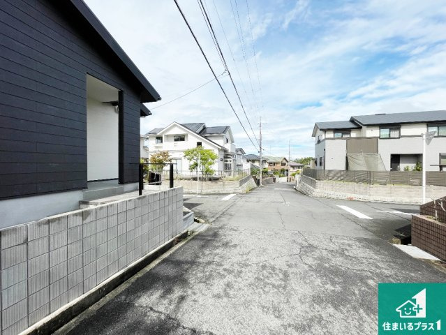 5(土)6(日)現地説明会！◆河内長野市大矢船北町　限定1邸の前面道路含む現地写真|周辺は閑静な住宅街！前面道路広々で車の出し入れも便利です。駐車が苦手な方でも安心して車庫入れできます！