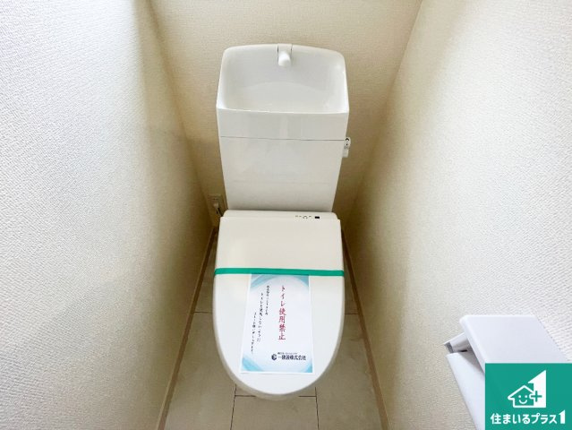 29(土)30(日)現地案内可能！　御所市南十三　全4邸　のトイレ|1・2階の2ヶ所にあるので、朝の忙しい時間の順番待ちもなく、深夜の利用にも大変便利です。