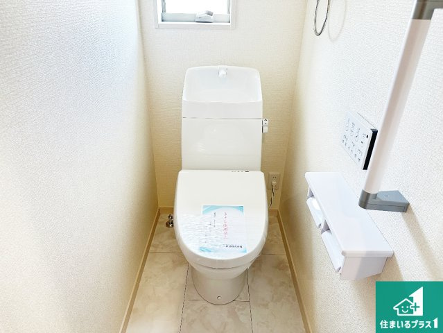 ●御所市南十三　第3期　新築一戸建てのトイレ|1・2階の2ヶ所にあるので、朝の忙しい時間の順番待ちもなく、深夜の利用にも大変便利です。