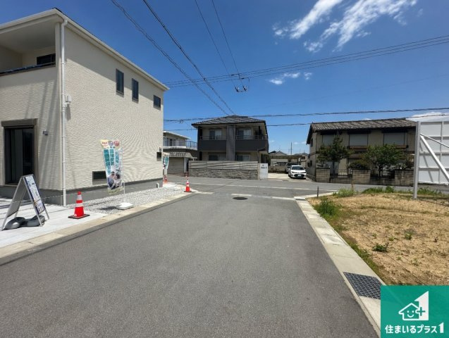 ●御所市南十三　第3期　新築一戸建ての前面道路含む現地写真|周辺は閑静な住宅街！前面道路広々で車の出し入れも便利です。駐車が苦手な方でも安心して車庫入れできます！
