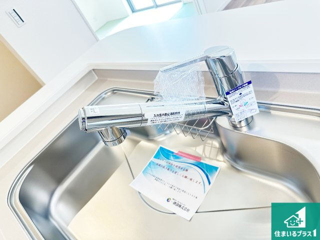 ●御所市南十三　第3期　新築一戸建ての設備|浄水器を内蔵！炊飯時、お茶を作る時に安心してお水を使えます！お湯と冷水、浄水と原水、シャワーの切替えもワンタッチです！