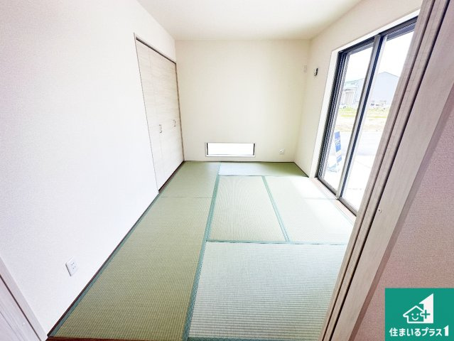 ●御所市南十三　第3期　新築一戸建ての和室|一室あると便利な和室は客間としてだけでなく、小さなお子様のプレイルームや食後のくつろぎスペースとしてもご利用いただけます。収納もついていますので大活躍間違いなし！