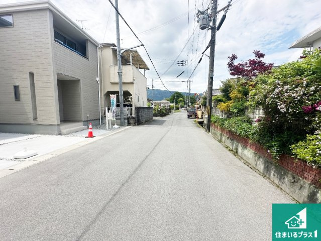 ●御所市南十三　第3期　新築一戸建ての前面道路含む現地写真|周辺は閑静な住宅街！前面道路広々で車の出し入れも便利です。駐車が苦手な方でも安心して車庫入れできます！