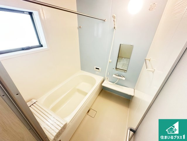 ●御所市南十三　第3期　新築一戸建ての浴室|足をゆったり伸ばして寛げる浴槽です。窓が設けられていますので差し込む光が明るく穏やかな雰囲気にしてくれます♪浴室乾燥機も設置しているので、雨の日の洗濯物も安心です♪