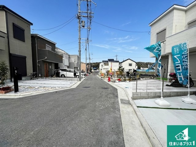 5(土)6(日)現地説明会！◆柏原市国分東条町　全2邸の前面道路含む現地写真|周辺は閑静な住宅街！前面道路広々で車の出し入れも便利です。駐車が苦手な方でも安心して車庫入れできます！