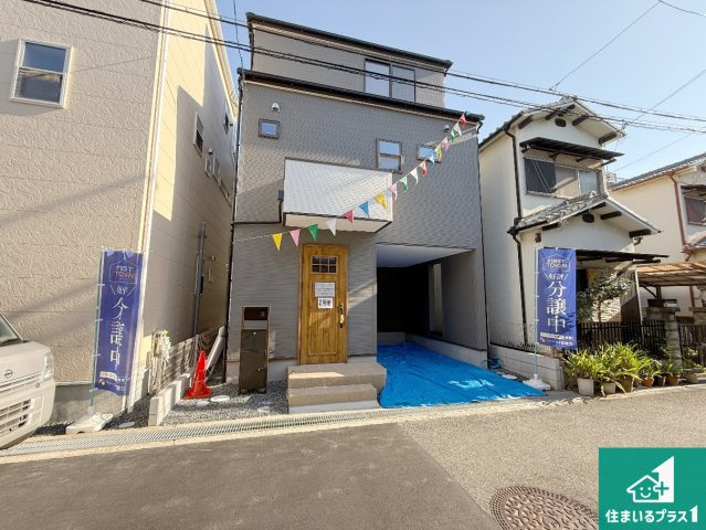 5日(土)6日(日)現地ご見学可能！　摂津市南別府町　ラスト1邸の前面道路含む現地写真|周辺は閑静な住宅街！前面道路広々で車の出し入れも便利です。駐車が苦手な方でも安心して車庫入れできます！