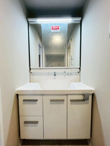 ファミールハイツ城東A棟の洗面所|日々の身支度に欠かせない独立洗面台。物の出し入れがしやすい引き出し収納付き。