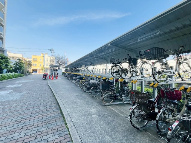 ファミールハイツ城東A棟の駐輪場