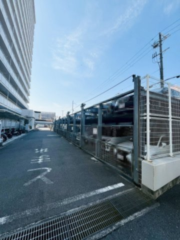 ファミールハイツ城東A棟の駐車場