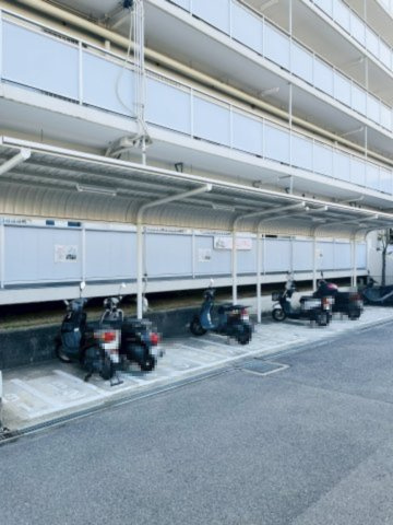 ファミールハイツ城東A棟の駐輪場