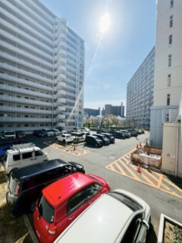 ファミールハイツ城東A棟の駐車場