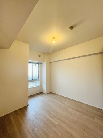 ファミールハイツ城東A棟の洋室|洋室（約5.0帖）：窓の向こうは専用ポーチですので、他の住民の方が通ることもありません。