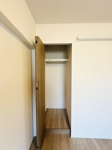 ファミールハイツ城東A棟の収納|洋室（約5.0帖）：他のお部屋よりもやや小さめですが、奥行きのあるクローゼット収納です。