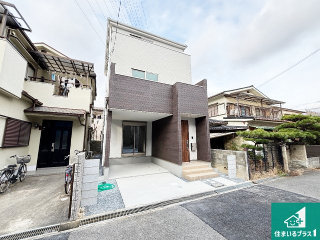 9日(土)10日(日)現地見学可能！　高槻市日向町　限定1邸の前面道路含む現地写真|周辺は閑静な住宅街！前面道路広々で車の出し入れも便利です。駐車が苦手な方でも安心して車庫入れできます！
