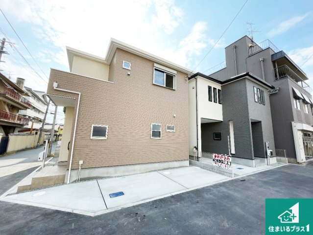 ●天理市川原城町　第2期　新築一戸建ての前面道路含む現地写真|周辺は閑静な住宅街！前面道路広々で車の出し入れも便利です。駐車が苦手な方でも安心して車庫入れできます！