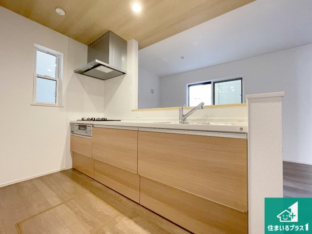 ●天理市川原城町　第2期　新築一戸建てのキッチン|リビングと統一感があり、使い勝手のいいキッチン。広々としているので、二人並んで作業が出来ちゃいます。お子様と一緒に色々なお料理に挑戦できるスペースがあります。
