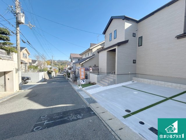 ★16(土)17(日)現地見学可能！★神戸市北区惣山町　限定1邸の前面道路含む現地写真|周辺は閑静な住宅街！前面道路広々で車の出し入れも便利です。駐車が苦手な方でも安心して車庫入れできます！