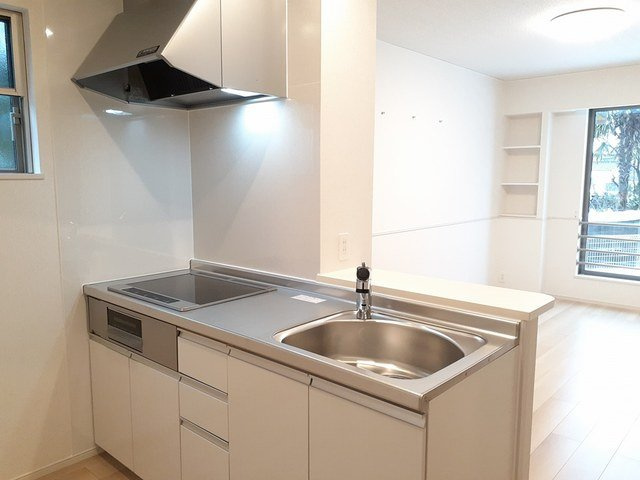 スプリング　ファインⅠのキッチン|コンパクトなキッチンで掃除もラクラク