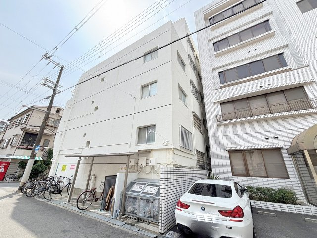 ホワイトマンションの外観
