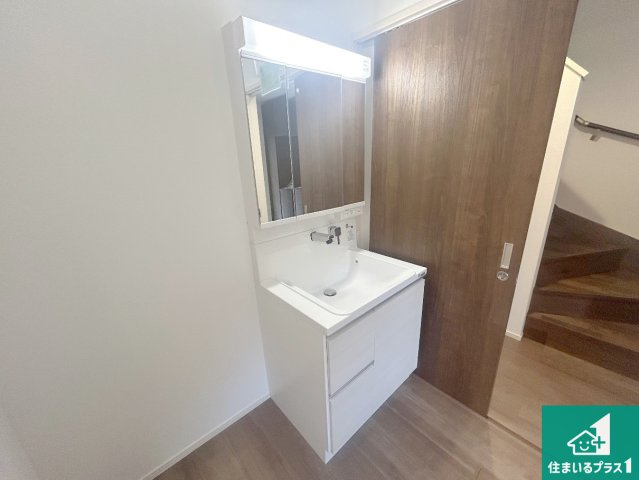 5日(土)6日(日)現地ご見学可能！ 池田市畑　第15期　新築一戸建ての独立洗面台|清潔感のある洗面台です。フラットな鏡は掃除がしやすく毎日清潔！鏡裏には収納があるのでスッキリとした洗面台が保てます。