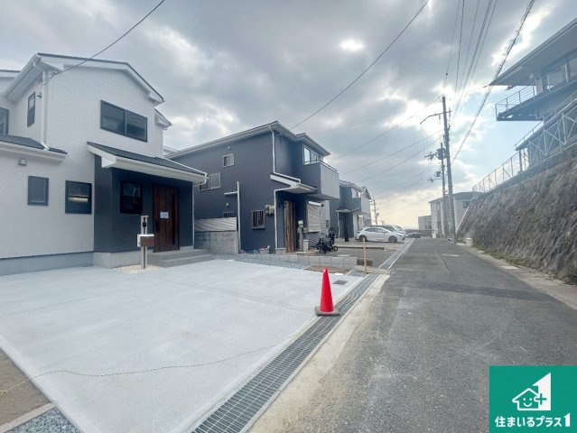 5日(土)6日(日)現地ご見学可能！ 池田市畑　第15期　新築一戸建ての前面道路含む現地写真|周辺は閑静な住宅街！前面道路広々で車の出し入れも便利です。駐車が苦手な方でも安心して車庫入れできます！