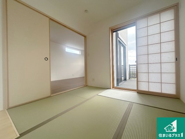 29日(土)30日(日)現地ご見学可能！ 池田市畑　第15期　新築一戸建ての和室|一室あると便利な和室は客間としてだけでなく、小さなお子様のプレイルームや食後のくつろぎスペースとしてもご利用いただけます。収納もついていますので大活躍間違いなし！