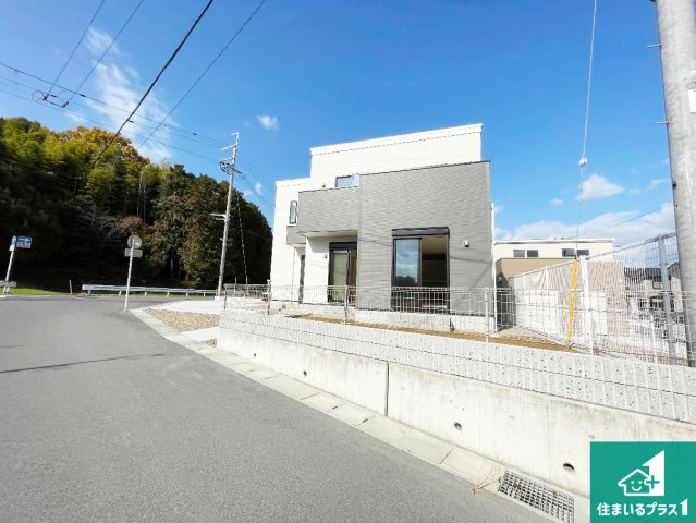 1(土)2(日)現地説明会　北葛城郡広陵町大野の前面道路含む現地写真|周辺は閑静な住宅街！前面道路広々で車の出し入れも便利です。駐車が苦手な方でも安心して車庫入れできます！