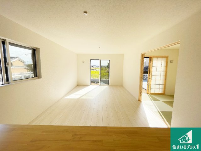 1(土)2(日)現地説明会　北葛城郡広陵町大野の居間・リビング|日当たり良好の明るいリビングで朝の目覚めもスッキリできそう！対面キッチンでご家族のコミュニケーションも自然と増える設計！小さなお子様が遊ぶスペースを作っても広々とくつろげるLDK！