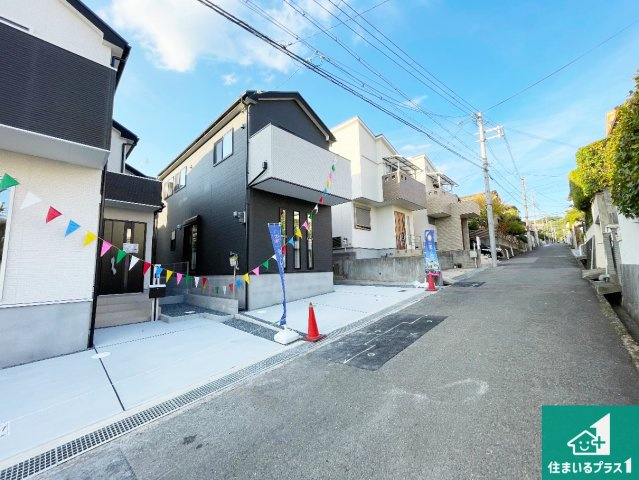 9日(土)10日(日)現地見学可能！　高槻市安岡寺町　全2邸の前面道路含む現地写真|周辺は閑静な住宅街！前面道路広々で車の出し入れも便利です。駐車が苦手な方でも安心して車庫入れできます！