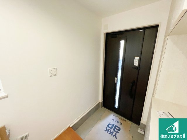 9日(土)10日(日)現地見学可能！　高槻市安岡寺町　全2邸の玄関|シューズボックスにはたくさんの靴が収納できるので玄関周りはいつもスッキリ！ご家族が増えても安心！