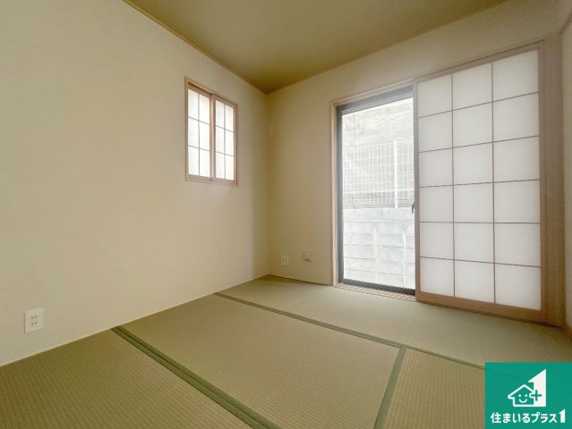 ★16(土)17(日)現地見学可能！★神戸市北区緑町　全2邸の和室|一室あると便利な和室は客間としてだけでなく、小さなお子様のプレイルームや食後のくつろぎスペースとしてもご利用いただけます。収納もついていますので大活躍間違いなし！