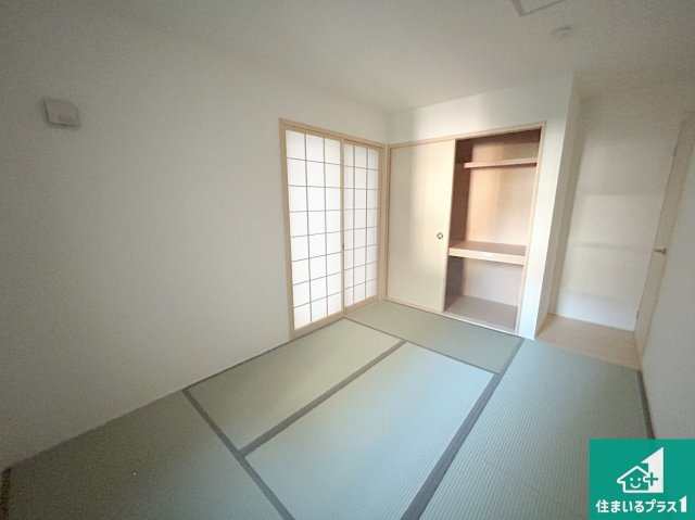 堺市北区長曽根町　第5期　新築一戸建ての和室|一室あると便利な和室は客間としてだけでなく、小さなお子様のプレイルームや食後のくつろぎスペースとしてもご利用いただけます。収納もついていますので大活躍間違いなし！