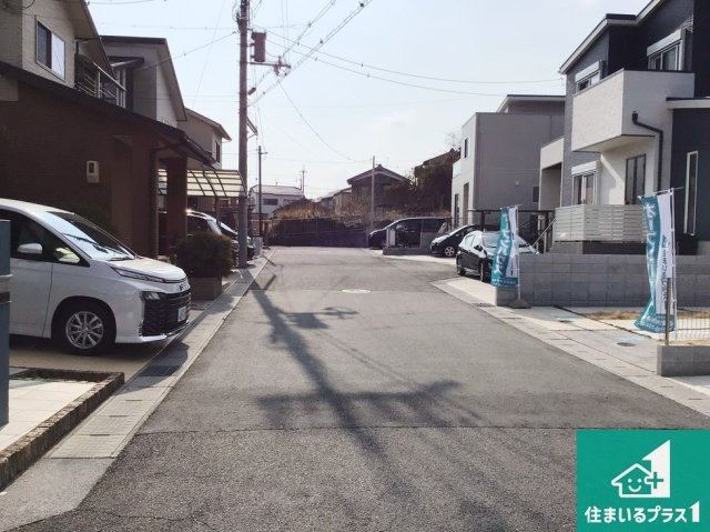 ★大津市下阪本　未入居の前面道路含む現地写真|周辺は閑静な住宅街！前面道路広々で車の出し入れも便利です。駐車が苦手な方でも安心して車庫入れできます！