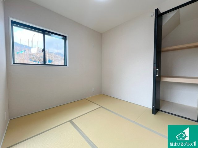 ★大津市下阪本　未入居の和室|一室あると便利な和室は客間としてだけでなく、小さなお子様のプレイルームや食後のくつろぎスペースとしてもご利用いただけます。収納もついていますので大活躍しそうですね！