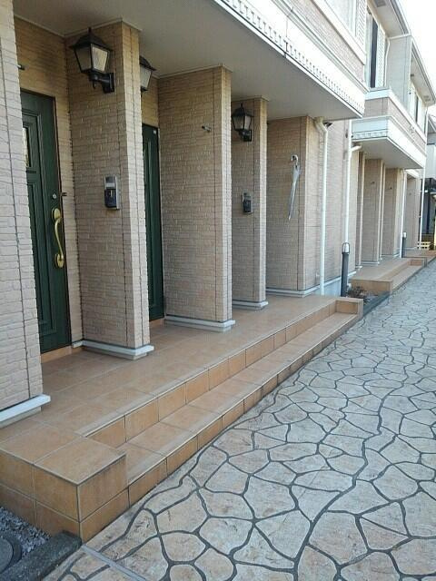 狛江市駒井町３丁目のアパートのエントランス