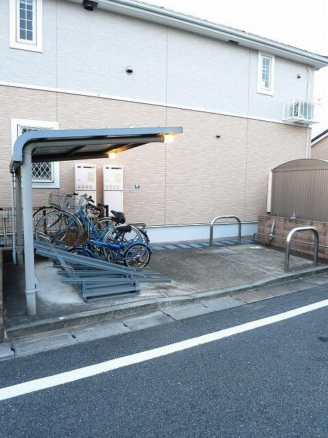 狛江市駒井町３丁目のアパートの駐車場