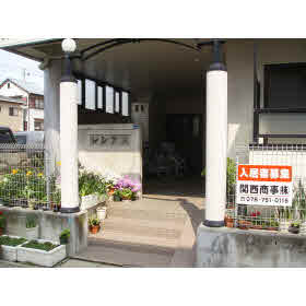 レジアスのエントランス|屋根付き駐輪場あり（原付まで大中バイク不可）