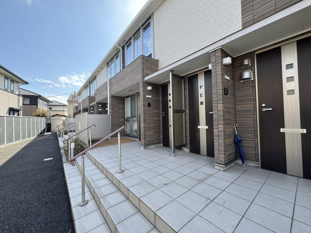 想定年間賃料928.3万　想定利回り7.14％　木造の玄関