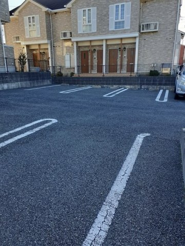 ハイツ　ナリッシュ　３の駐車場|駐車場に車を止められます