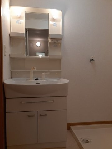 ハイツ　ナリッシュ　３の独立洗面台|スペースが確保できる洗面所です