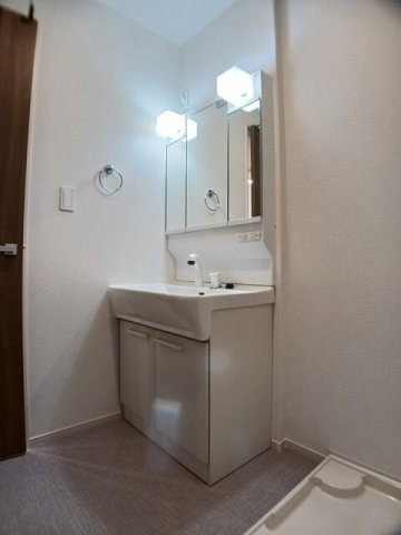 グリシーヌの独立洗面台|ゆったりとスペースのある洗面所