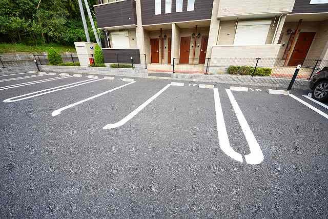 エーデル　バッハⅠの駐車場|カースペースがあります