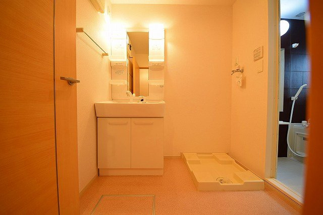 エーデル　バッハⅠの独立洗面台|明るい洗面所です