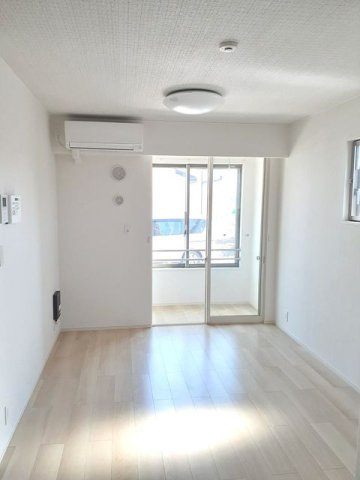 イーストサイド８７の居間・リビング|こちらの居間で趣味の時間をお楽しみください