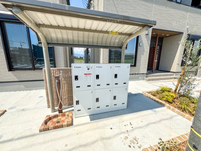 リーヴⅡのエントランス|宅配BOX付きで不在時の荷物の受け取りに便利です☆