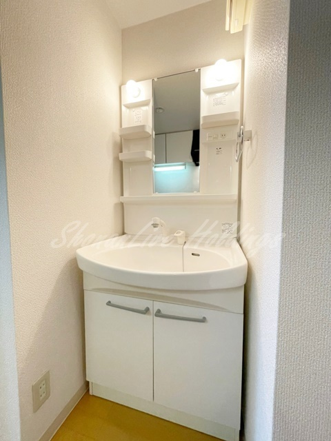 レイシャント鵠沼の洗面所|明るい洗面所です