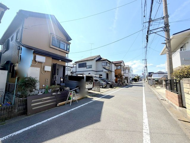 青梅市河辺町７丁目の中古一戸建の前面道路含む現地写真